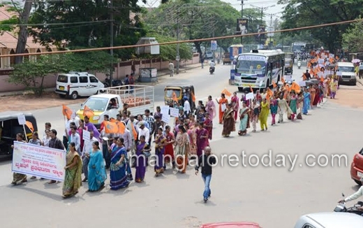 Agrigold members, agents take out protest 4